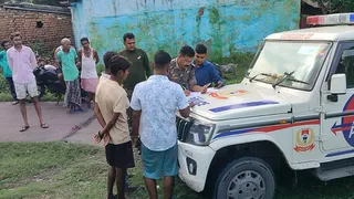 गोंदूडीह में गोली चालन की घटना की जानकारी प्राप्त करती पुलिस। (फोटो जागरण)