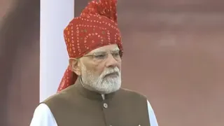 पीएम मोदी ने लाल किले पर फहराया तिरंगा।