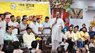 बांकीपुर उपचुनाव में जीत के बाद जनता का आभार प्रकट करते प्रशांत किशोर। फाइल