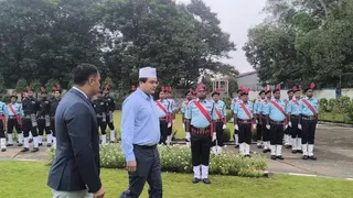 स्वतंत्रता दिवस पर जामाडोबा में परेड का निरीक्षण करते टाटा स्टील सिजुआ ग्रुप के प्रमुख विकास कुमार। (फोटो साैजन्य)