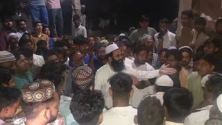 सिंगोली तगा गांव में इसरार का शव पहुंचने के बाद मुआवजे की मांग व आरोपितों का एनकाउंटर की मांग करते स्वजन।
