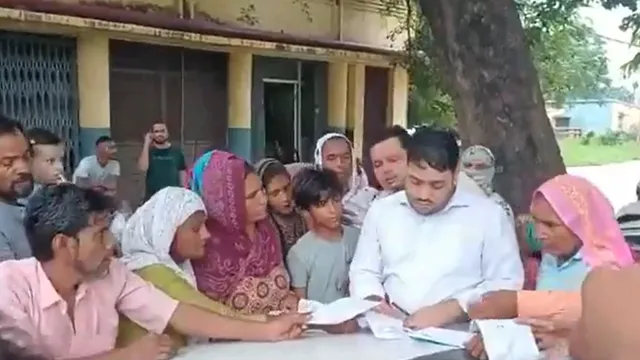 अस्पताल में बिजली हुई गुल तो कार के बोनट पर दवा लिखने लगे डॉक्टर साहब, वीडियो हुआ वायरल
