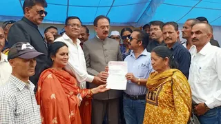 पेंशनरों ने मंत्री हर्षवर्धन चौहान को सौंपा मांगपत्र। फोटो जागरण