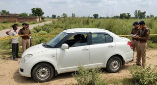 हापुड़ में स्विफ्ट डिजायर कार में मिला युवक का शव।