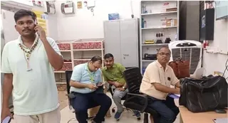 मौके पर जांच करती टीम। जागरण