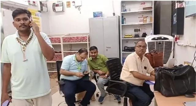 ब्लिंकिट के सूजी पैकेट में रेंगते मिले कीड़े, खाद्य विभाग की छापेमारी से मची सनसनी 
