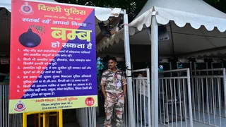 स्वतंत्रता दिवस के पूर्व संध्या पर लाल किला मैदान के प्रवेश द्वार पर लगे मेटल डिकेक्टर पर सुरक्षा के मददेनजर तैनात अर्ध सैनिक बल के जवान। चंद्र प्रकाश मिश्र
