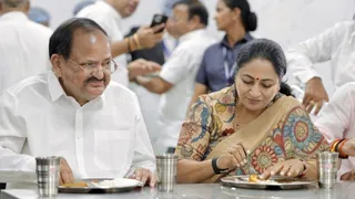 दिल्ली में 100 अटल कैंटीन का संकल्प पूरा।