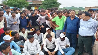 बोकारो-पुरुलिया मुख्य मार्ग जाम कर बैठे ग्रामीण। (फोटो जागरण)