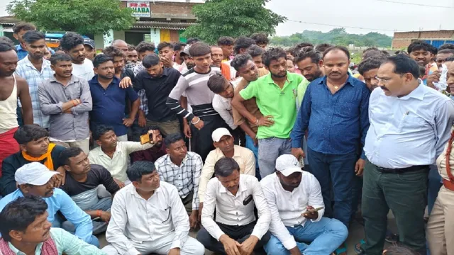 Bokaro Road Accident: चार युवकों की मौत के बाद सड़क जाम, मुआवजे की मांग पर 9 घंटे ठप रहा बोकारो-पुरुलिया मार्ग
