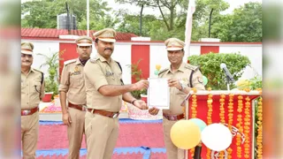 स्वतंत्रता दिवस के मौके पर एएसपी अनुराग सिंह को प्रशस्ति पत्र देकर सम्मानित करते एसपी अनिल सिसोदिया। जागरण