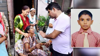 छात्र की मौत के बाद रोते बिलखते मृतक के स्वजन व उपस्थित पार्षद सहित अन्य और इनसेट में मृतक छात्र पुष्कर की फाइल फोटो