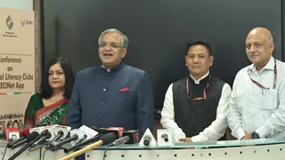 पटना एयरपोर्ट स्टेट हैंगर में पत्रकारों से बातचीत करते चुनाव आयोग के मुख्य निर्वाचन आयुक्त ज्ञानेश कुमार। साथ हैं बिहार के सीईओ विनोद सिंह गुजियाल, महानिदेशक मीडिया आशीष गोयल एवं महानिदेशक आईटी सीमा खन्ना। सौ : निर्वाचन विभाग