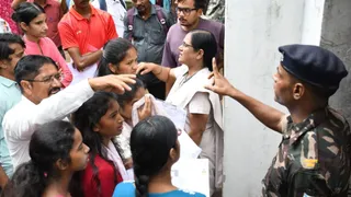 परीक्षा केंद्र के बाहर हंगामा। फोटो जागरण