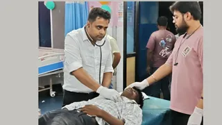 घायल युवा का इलाज करते डॉक्टर। फोटो जागरण