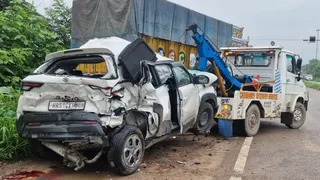 मनाली हाईवे पर सुंदरनगर में दुर्घटनाग्रस्त कार। जागरण