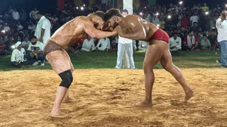 तिगांव के स्टेडियम में ढाई लाख की कुश्ती के लिए भिड़ते हुए बाएं ईरानी पहलवान इरफान और कलुआ गुर्जर। सौ. पंचायत