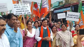 नाहन के माजरा में बदहाल सड़कों के विरोध में प्रदर्शन करते भाजपा प्रदेश अध्यक्ष राजीव बिंदल व अन्य। जागरण