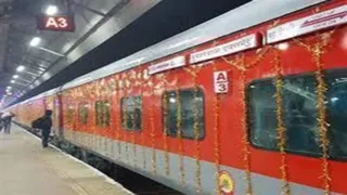 प्रयागराज एक्सप्रेस ट्रेन।