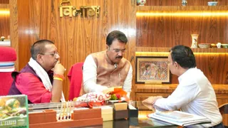 समीक्षा बैठक करते मंत्री इंजीनियर शैलेंद्र, प्रदेश भाजपा अध्यक्ष संजय सरावगी व विभागीय सचिव।