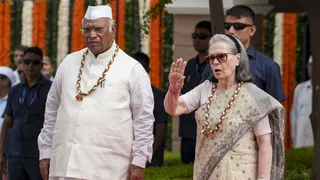 स्वतंत्रता दिवस के मौके पर कांग्रेस मुख्यालय पर सोनिया गांधी और मल्लिकार्जुन खरगे। (फोटो- पीटीआई।)