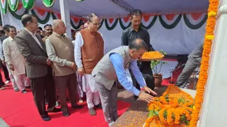 पूर्व प्रधानमंत्री अटल बिहारी वाजपेयी की प्रतिमा पर पुष्प अर्पित करते सीएम सुखविन्द्र सिंह सुक्खू। जागरण