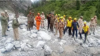 लापता चालक को खोजने में जुटी रेस्क्यू टीमें।