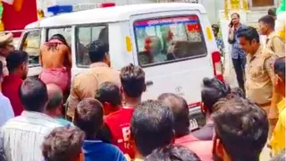 लालबाग काली माता मंदिर में पूर्व महंत सज्जन गिरी और शिष्य पवन गिरी को गद्दी पर देख हिरासत में लेकर जाते पुलिसकर्मी।