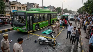 तेज रफ्तार डीटीसी बस ने स्कूटी सवार युवकों को कुचल दिया।
