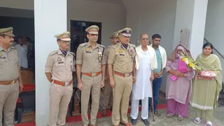 बलिदानी के घर पहुंचे एडीजी व अन्य।