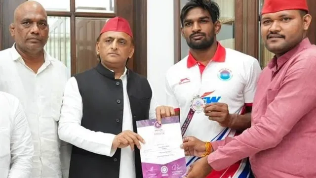 एशिया चैंपियनशिप में पदक जीतने वाले जौनपुर के पहलवान सौरभ यादव को अखिलेश यादव ने किया सम्मानित, दिया 5 लाख का चेक
