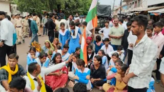बुनियादी सुविधाओं की मांग को लेकर आंदोलन करती स्कूली छात्राएं व ग्रामीण। (फोटो- जागरण)
