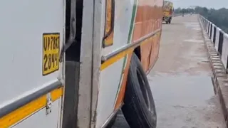 चिकासी पुल पर पहिया निकल जाने से खड़ी रोडवेज बस