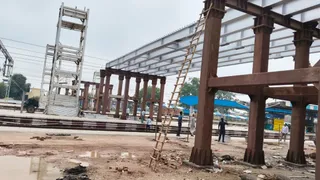 रुड़की रेलवे स्टेशन पर पैदल पुल का गतिमान निर्माण कार्य
