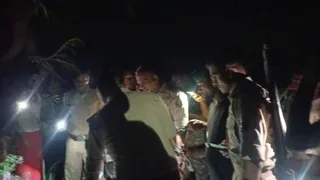 जांच करते पुलिस अधिकारी। फोटो: जागरण