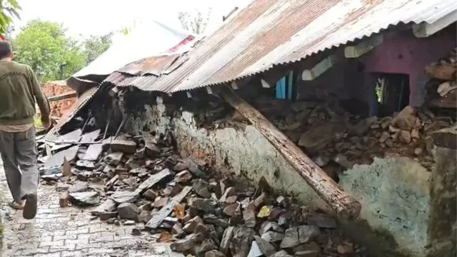बागेश्वर में भारी बारिश से मकान ढहा, सात लोगों ने भागकर बचाई जान, घर का सामान मलबे में दबा
