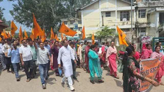 जिला कांगड़ा के फतेहपुर में रैली निकालते भारतीय मजदूर संघ के सदस्य। जागरण