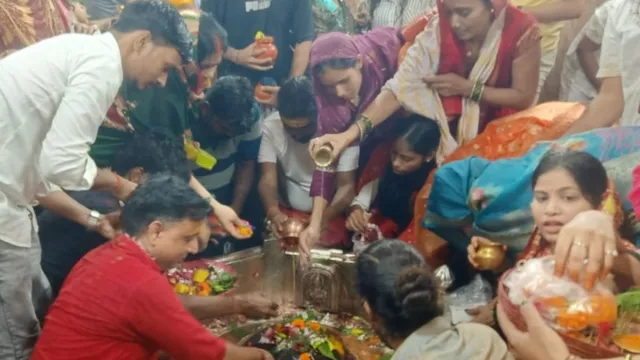 श्रावणी फुहार के बीच भोलेनाथ का जलाभिषेक; बक्सर के शिवालयों में उमड़ी आस्था की भीड़
