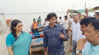 तिगरी-गढ़ मेले में पैंटून पुल की संभावनाओं को लेकर निरीक्षण करते डीएम डाॅ. नितिन गौड़ व हापुड़ की डीएम कविता मीणा। सौ. विभाग