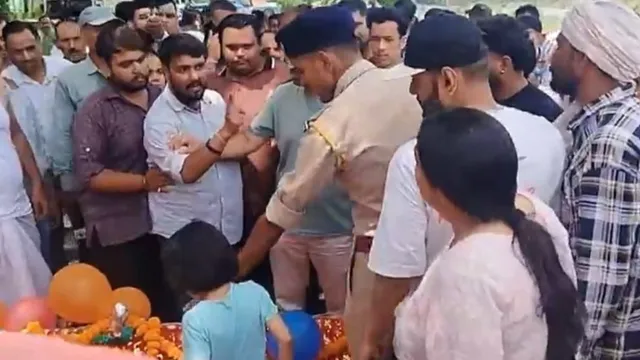 धर्मशाला के शीला चौक में सड़क हादसे में मौत के बाद सड़क पर शव रखकर प्रदर्शन करते स्वजन।