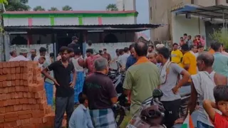 मस्जिद के बाहर लगी ग्रामीणों की भीड़। जागरण