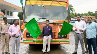 हरी झंडी दिखाकर चंडीगढ़ बस सेवा की शुरुआत करते डिपो प्रभारी वैभव रघुवंशी। सौ. से परिवहन विभाग