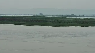 इंद्रपुरी बराज में जमी गाद। जागरण