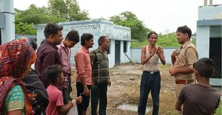 इंदरगढ़ के पूराराय गांव में पानी की टंकी के नीचे पानी से भीगा खड़ा मुकेश को समझाते पुलिस कर्मी। जागरण