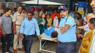 सदर अस्पताल में चीख-पुकार और अफरातफरी, अपनों को तलाशते रहे परिजन