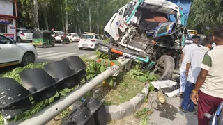 बड़खल फ्लाईओवर के पास दो ट्रकों की टक्कर में लाइट का पोल क्षतिग्रस्त हुआ।