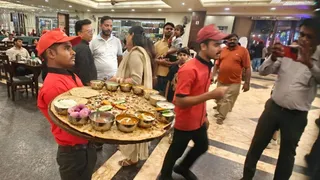 मुरथल के ढाबों पर वीकेंड में उमड़ती है भीड़। फोटो- जागरण