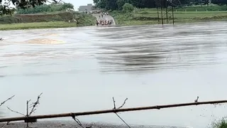 प्रयागराज के कोरांव में बेलन नदी के उफनाने से भोगन गांव के पास का डूबा रपटा। जागरण