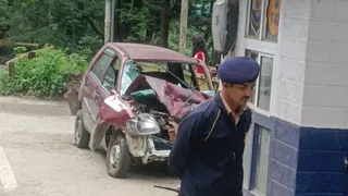 शिमला में दुर्घटना के बाद सड़क किनारे खड़ी पुलिस कर्मियों की कार। जागरण