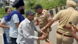 आग लगाने से रोकते हुए पुलिस।